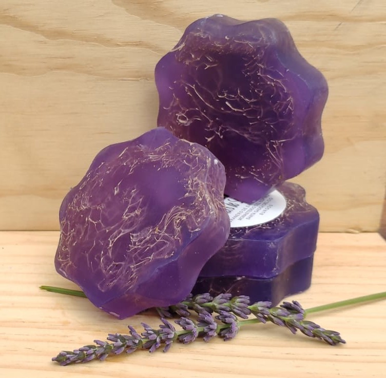 Esponja de luffa con jabón de lavanda